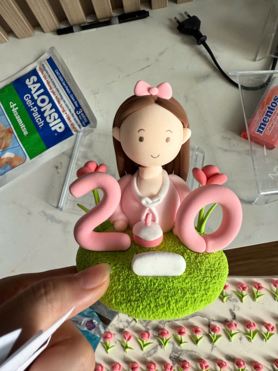 z7120585313153_89a32ac64ee36678186111019859613a tượng hoa đơn